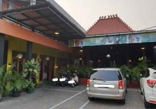 Disewakan Murah Gedung Ex Restoran di Cipayung, Jakarta Timur