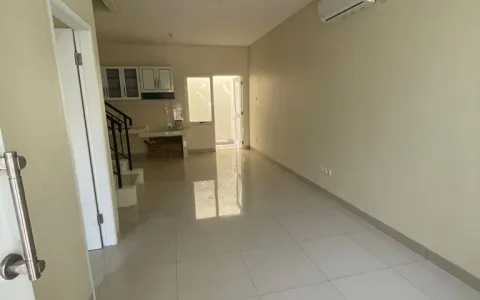 Rumah Layar Permai 2 lantai sudah Renovasi plus Kitchen Set dan AC, PIK, Jakarta Utara.