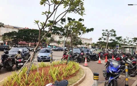 Termurah Jual Ruko Golf Island Parkir luas dan bebas food street di Pantai Indah Kapuk (PIK), Jakarta Utara.