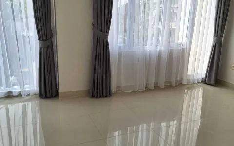 DISEWAKAN RUMAH RIVER VALLEY RESIDENCE SIAP HUNI, SEMI FURNISHED, LEBAK BULUS, JAKARTA SELATAN