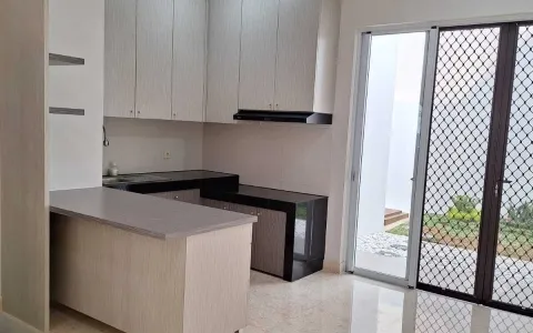 DISEWAKAN RUMAH RIVER VALLEY RESIDENCE SIAP HUNI, SEMI FURNISHED, LEBAK BULUS, JAKARTA SELATAN